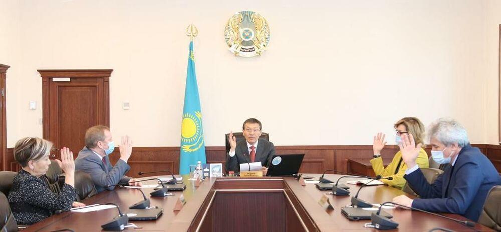 Еще один депутат покинул мажилис и двое вступили на освободившиеся должности 