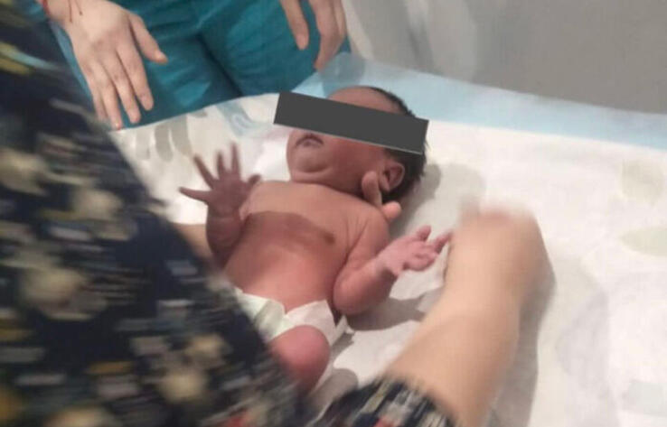 Брошенного новорожденного нашли на улице в Шымкенте