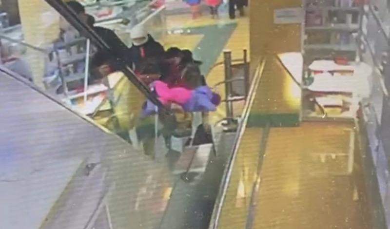 Ребенок выпал из рук матери на эскалаторе в торговом центре Уральска