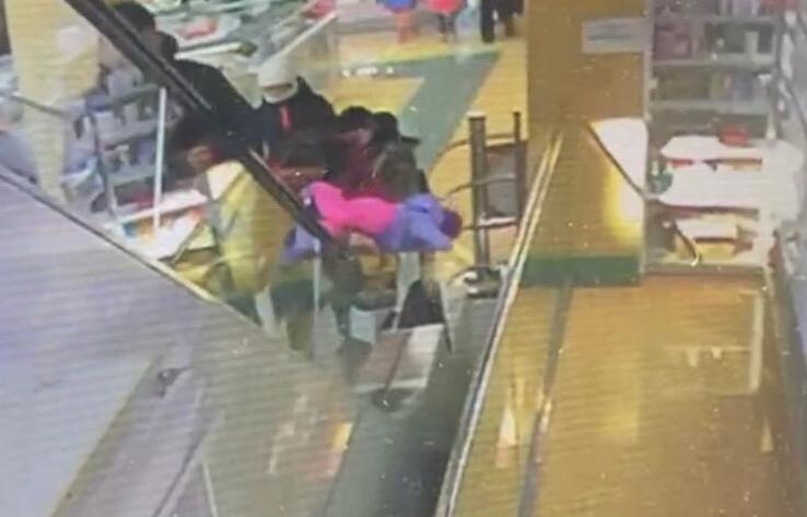 Ребенок выпал из рук матери на эскалаторе в торговом центре Уральска