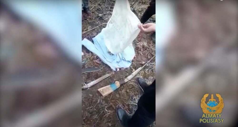 В роще Баума в Алматы обнаружен схрон с оружием