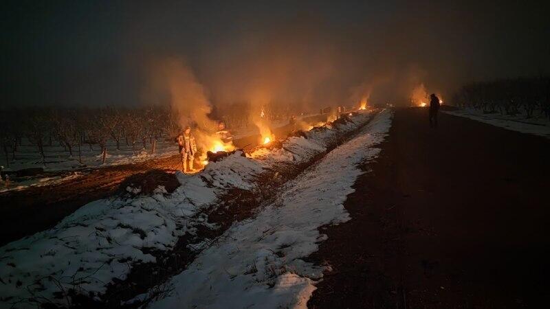 В Туркестанской области всю ночь жгли костры, чтобы спасти цветущие сады. Фото: Telegram-канал kazchuvash