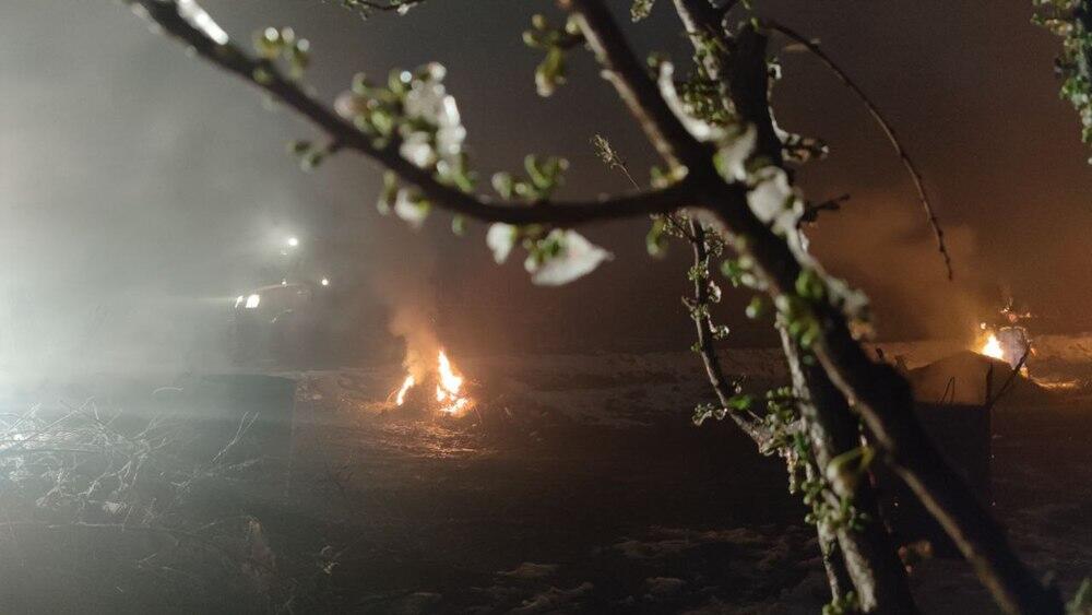 В Туркестанской области всю ночь жгли костры, чтобы спасти цветущие сады. Фото: Telegram-канал kazchuvash