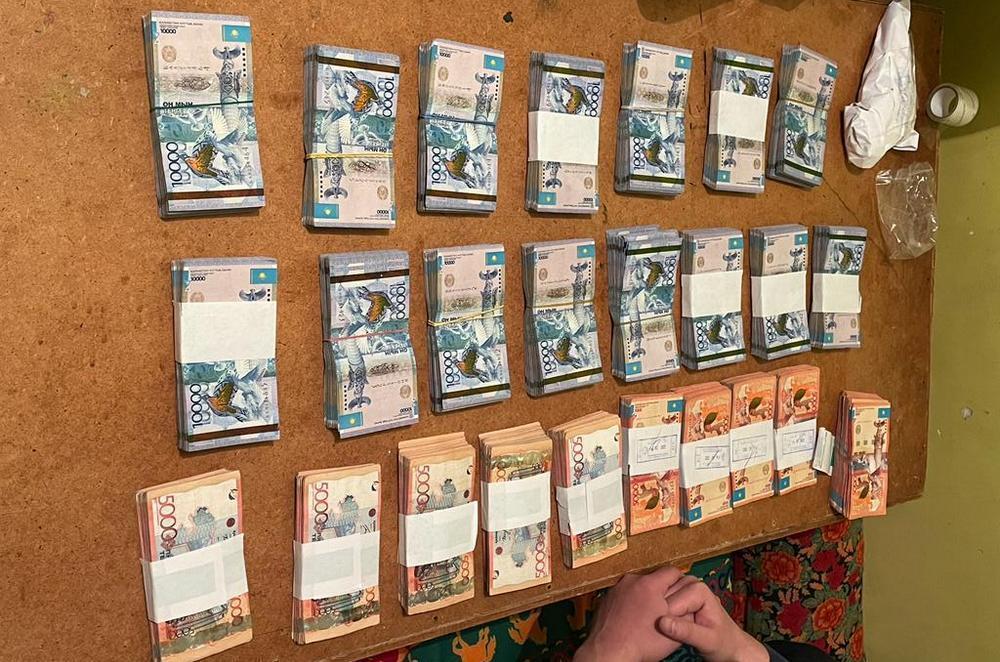 В Мангистауской области грабитель, угрожая ребенку ножом, похитил сейф с 24 млн тенге. Фото: ДП Мангистауской области 