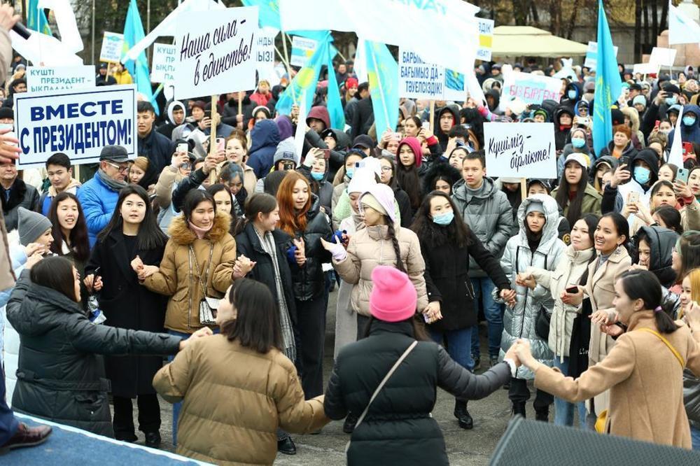 Партия AMANAT провела в Алматы митинг в поддержку послания президента. Фото: пресс-служба партии AMANAT