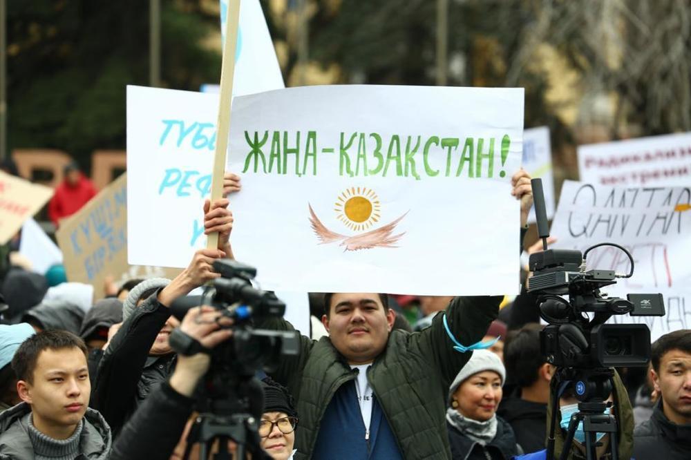 Партия AMANAT провела в Алматы митинг в поддержку послания президента. Фото: пресс-служба партии AMANAT