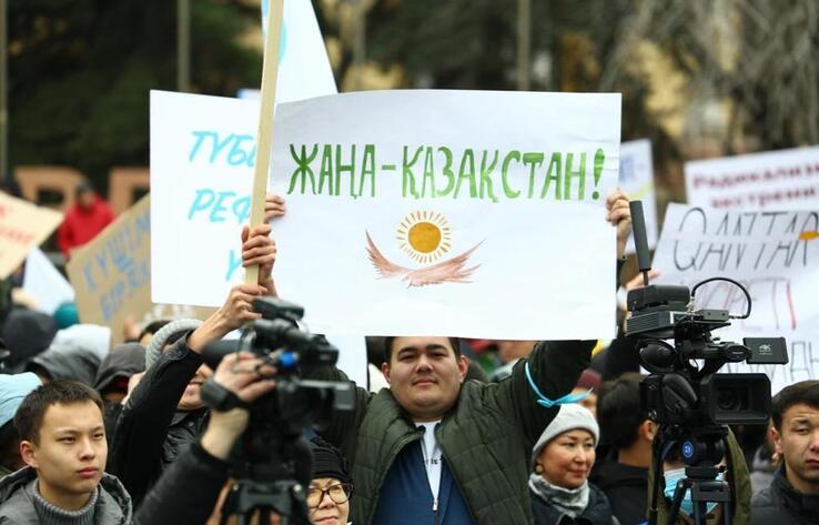 Партия AMANAT провела в Алматы митинг в поддержку послания президента