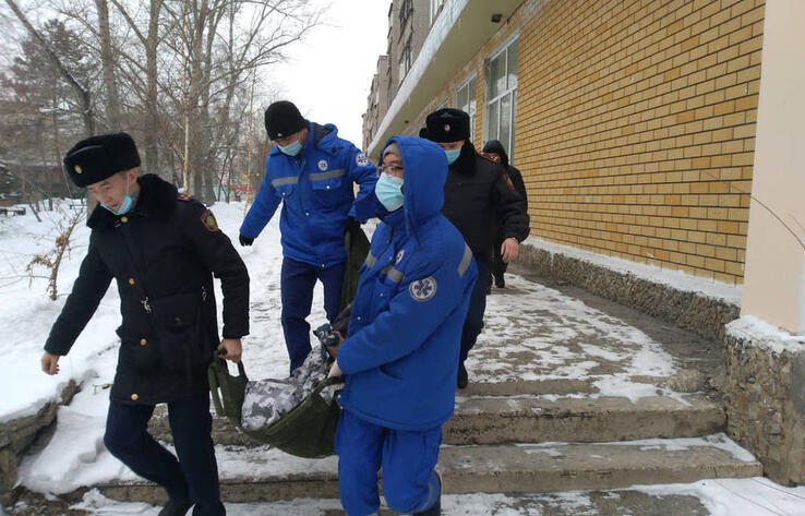 Житель Семея пытался попасть в квартиру через окно и упал с четвертого этажа