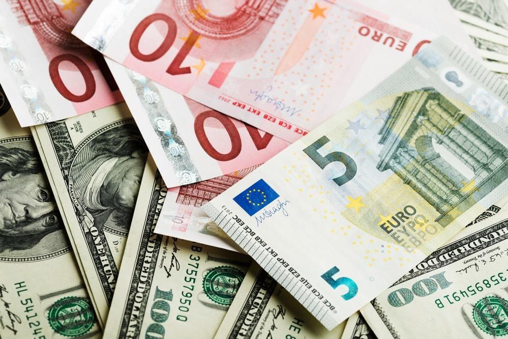 Министр ЕЭК: санкции превратили доллар и евро в "мусорную валюту"
