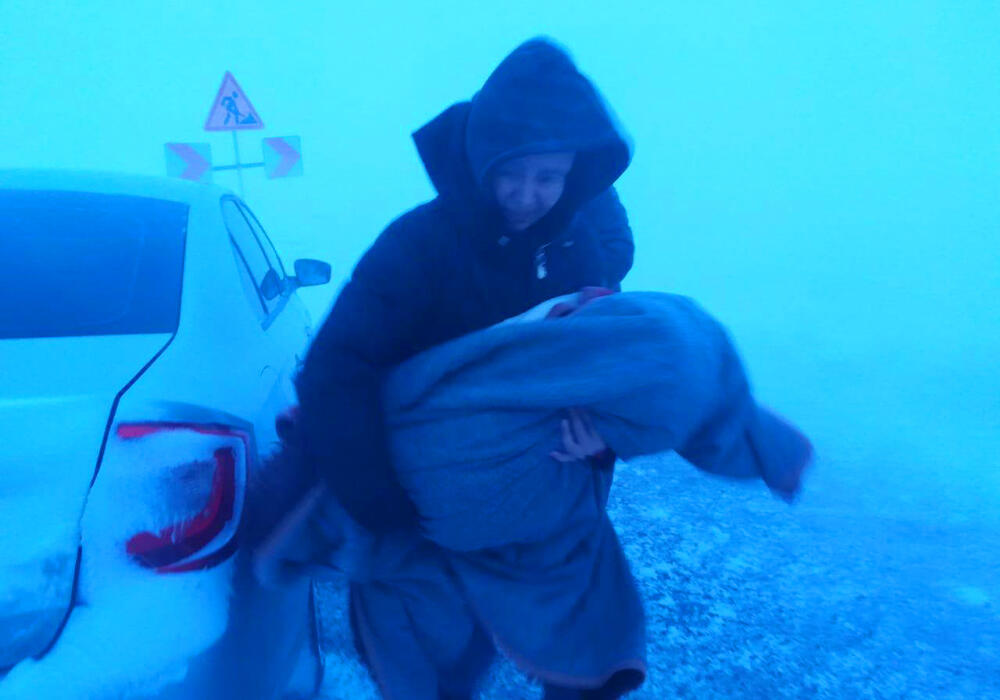 В Казахстане за сутки из снежного заноса спасено и эвакуировано 687 человек. Фото: telegram/МЧС РК