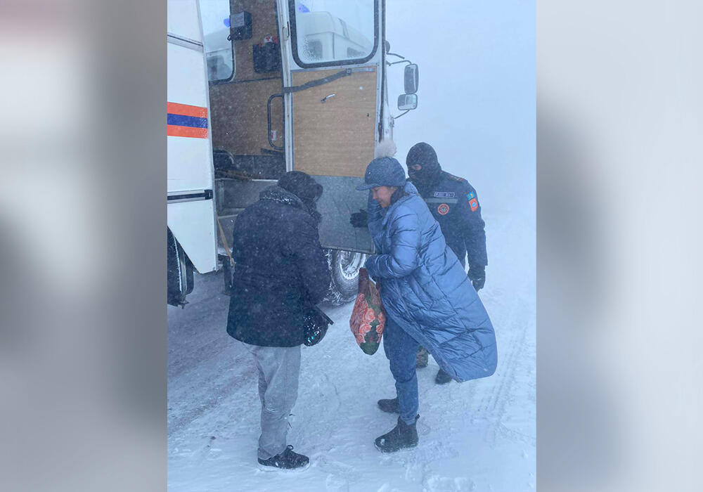 В Казахстане за сутки из снежного заноса спасено и эвакуировано около 700 человек. Фото: telegram/МЧС