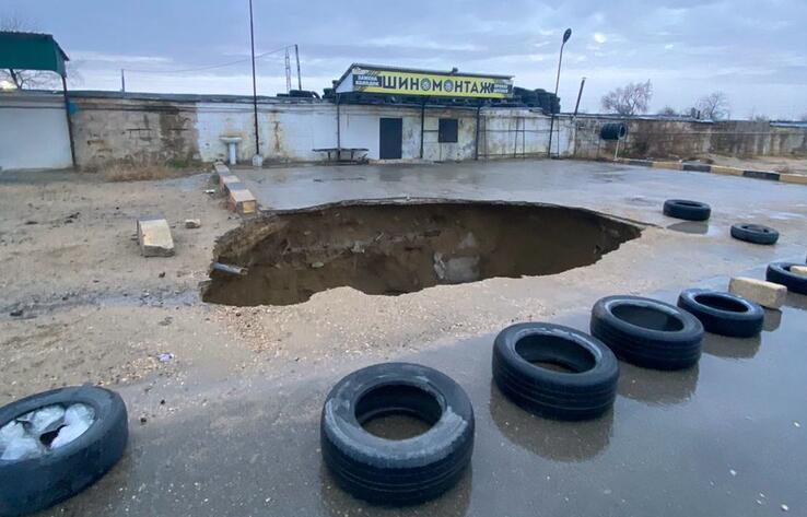 Огромная яма после дождя: в Актау провалился асфальт