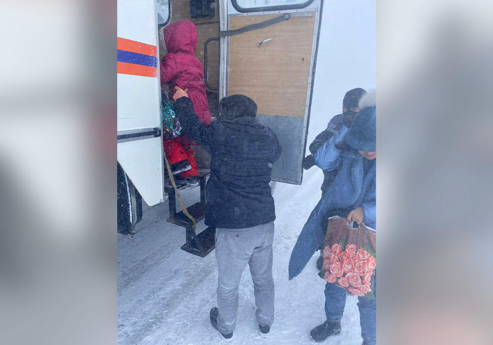 In Kazakhstan, about 700 people were rescued and evacuated from a snow drift during the day. Images | telegram/МЧС