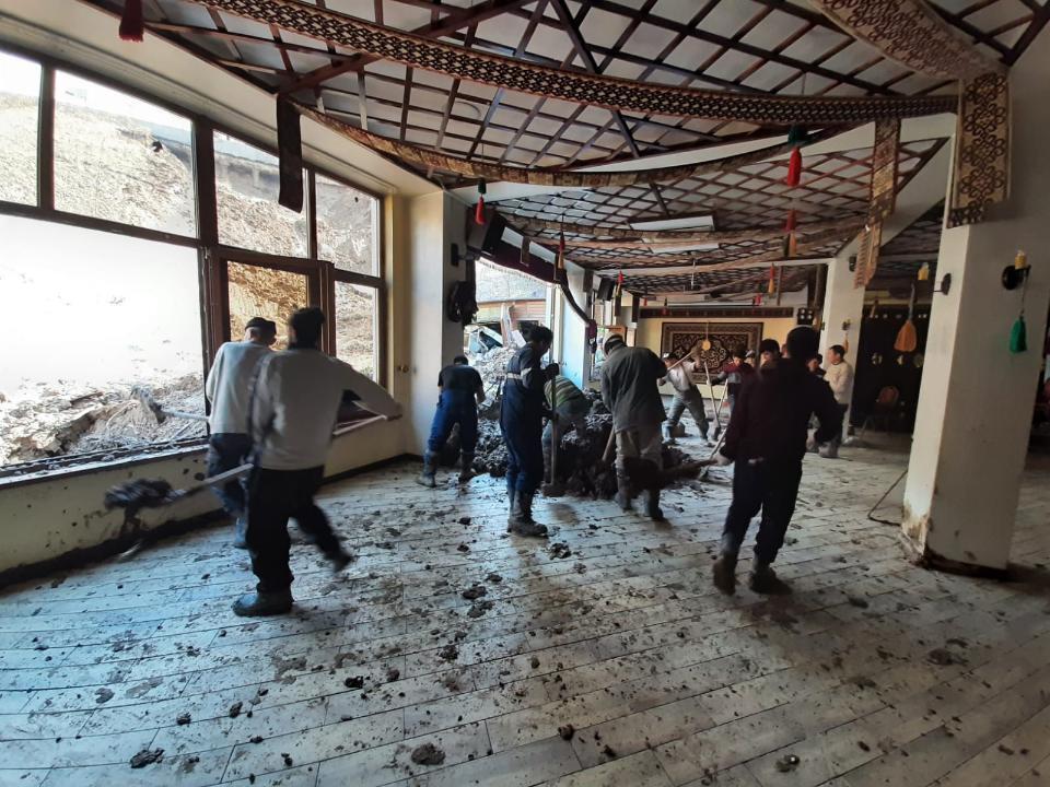 В Алматы сошла оплывина и повредила здание этно-кафе. Фото: ДЧС Алматы