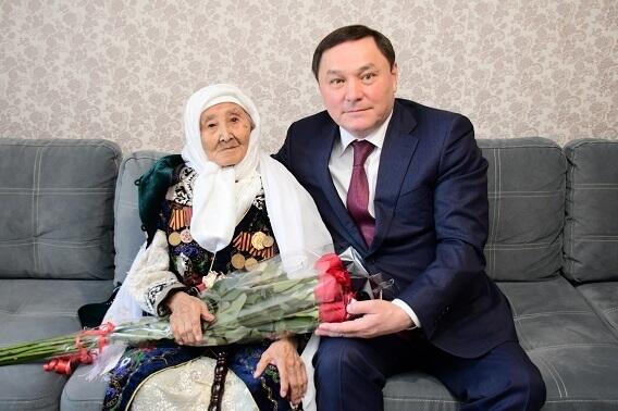 Аким Акмолинской области поздравил с Наурызом 105-летнюю труженицу тыла. Фото: УВП Акмолинской области 