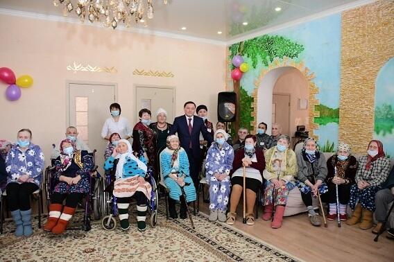 Аким Акмолинской области поздравил с Наурызом 105-летнюю труженицу тыла. Фото: УВП Акмолинской области 