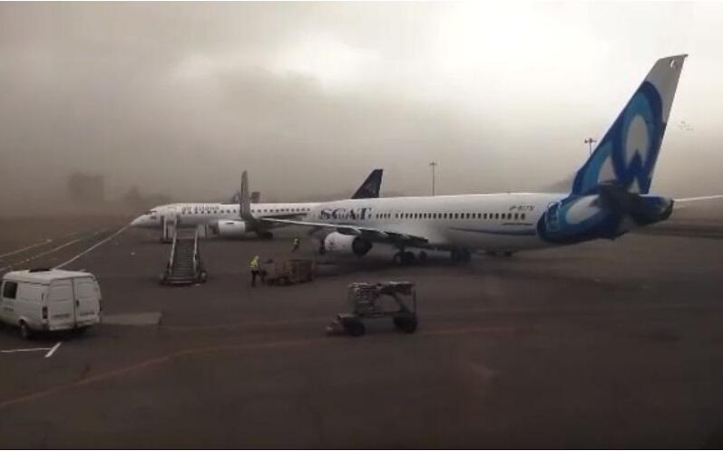 В аэропорту Алматы ветер развернул самолет