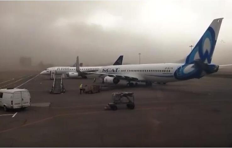 В аэропорту Алматы ветер развернул самолет