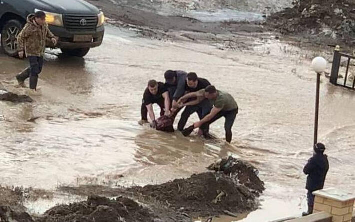 В Актобе очевидцы спасли девочку, тонувшую в арыке с талой водой