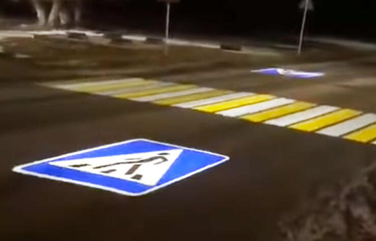В Аксу появился современный проекционный пешеходный переход