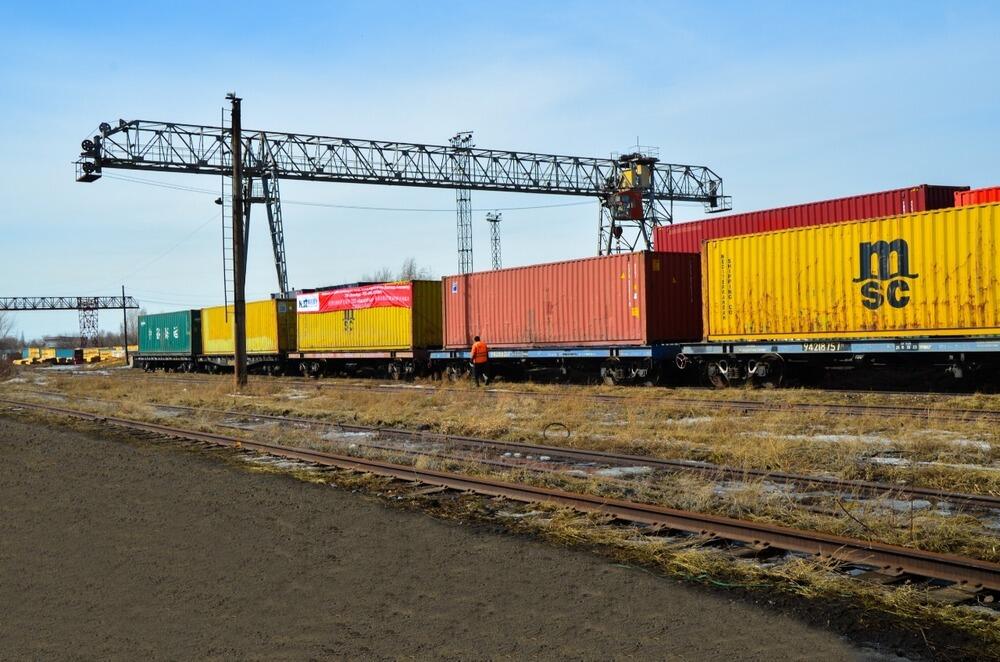 Контейнерный поезд с семенами подсолнечника отправлен из Павлодара в КНР 