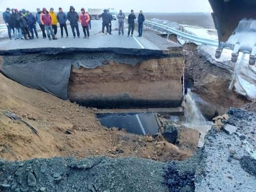 Дорогу смыло паводком в Актюбинской области