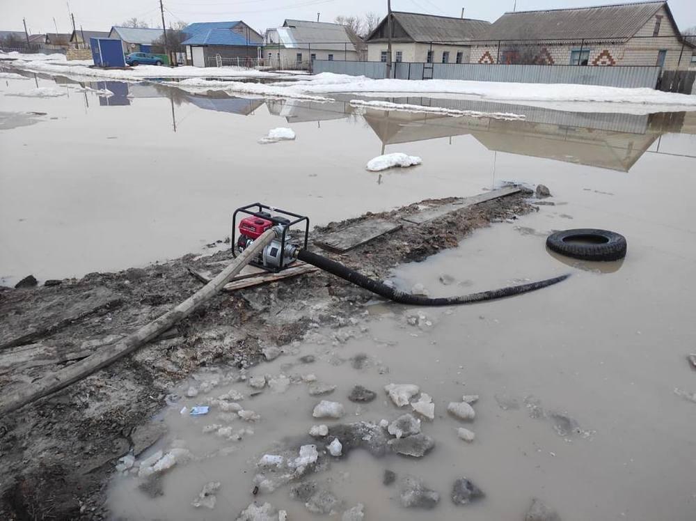 Паводки в Казахстане: подтоплено 85 жилых и 15 дачных домов
