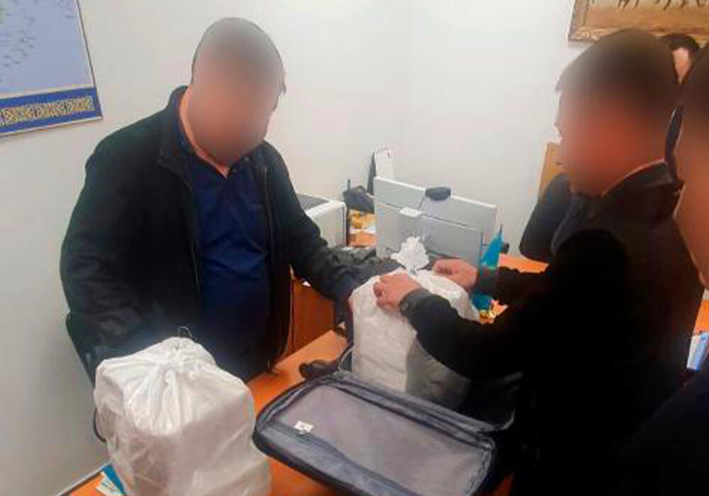 Казахстанец пытался провезти из Стамбула в Нур-Султан 34 кг золота. Фото: КНБ РК