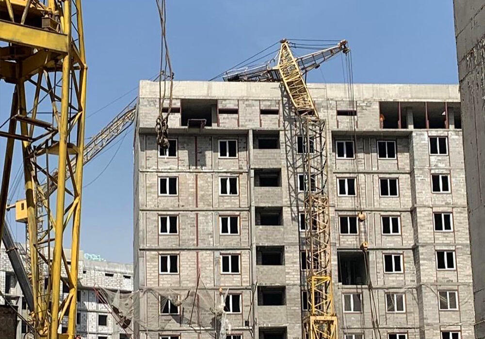 В Алматы башенный кран упал на строящуюся многоэтажку . Фото: instagram/kris_p_press