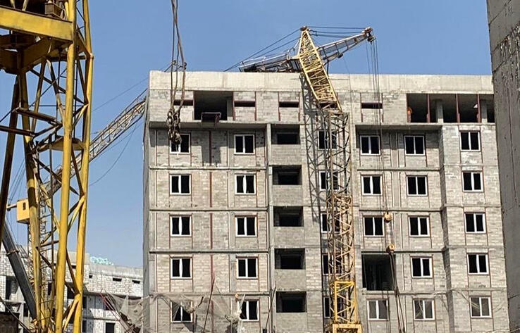 В Алматы башенный кран упал на строящуюся многоэтажку 