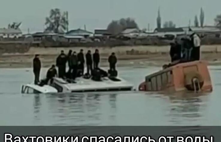 В Актюбинской области вахтовики просидели на крыше автобуса в середине реки Жем около двух часов