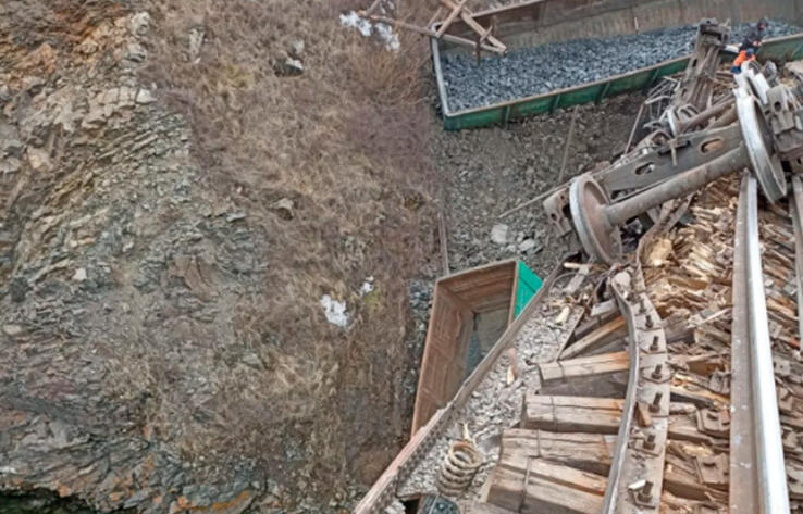На месте схода вагонов в ВКО обнаружено превышение ПДК меди и цинка