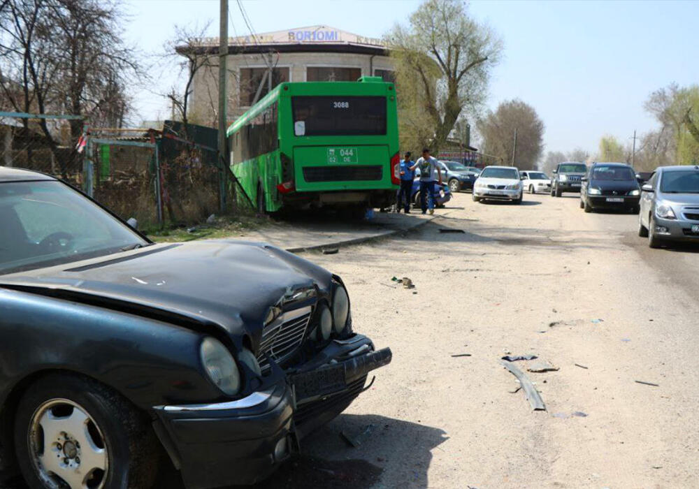 Отказали тормоза: в Алматинской области произошло ДТП с участием автобуса. Фото: telegram/Zakon.kz