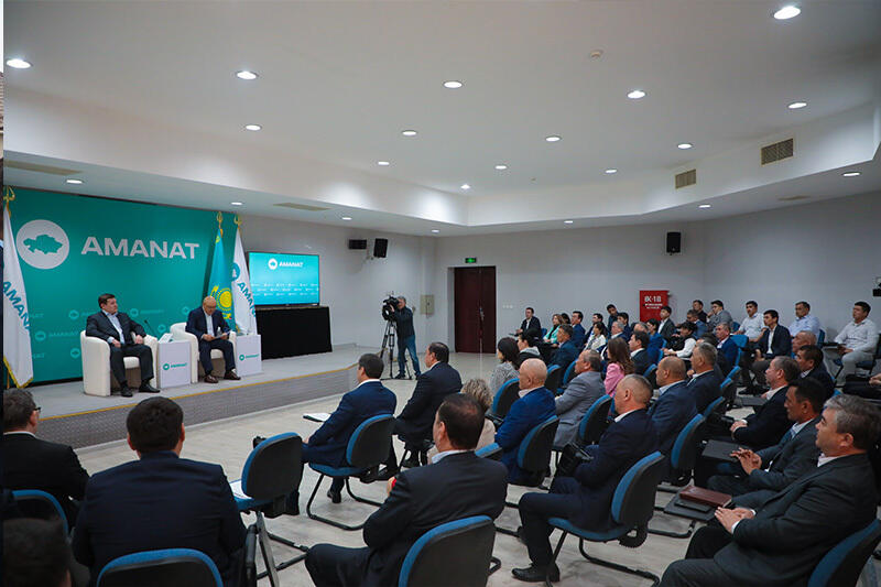 Асхат Оралов встретился с акимами сельских округов Туркестанской области . Фото: AMANAT