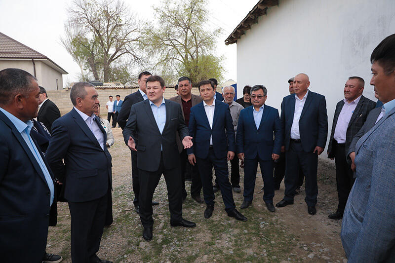 Асхат Оралов встретился с акимами сельских округов Туркестанской области . Фото: AMANAT