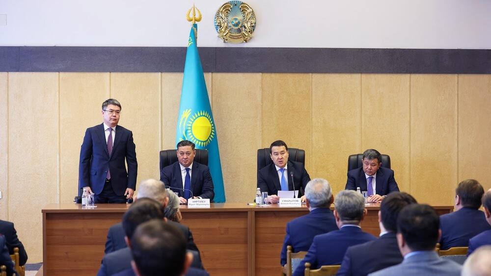 Смаилов представил нового акима Атырауской области. Фото: primeminister.kz