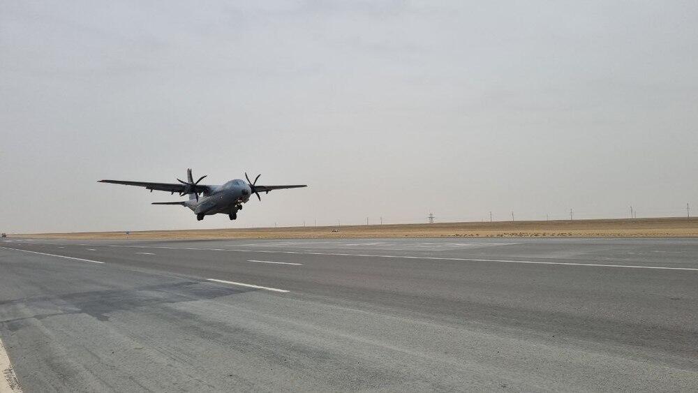 Военно-транспортные самолеты совершили посадку на трассу Жанаозен - Бейнеу. Фото: МО РК