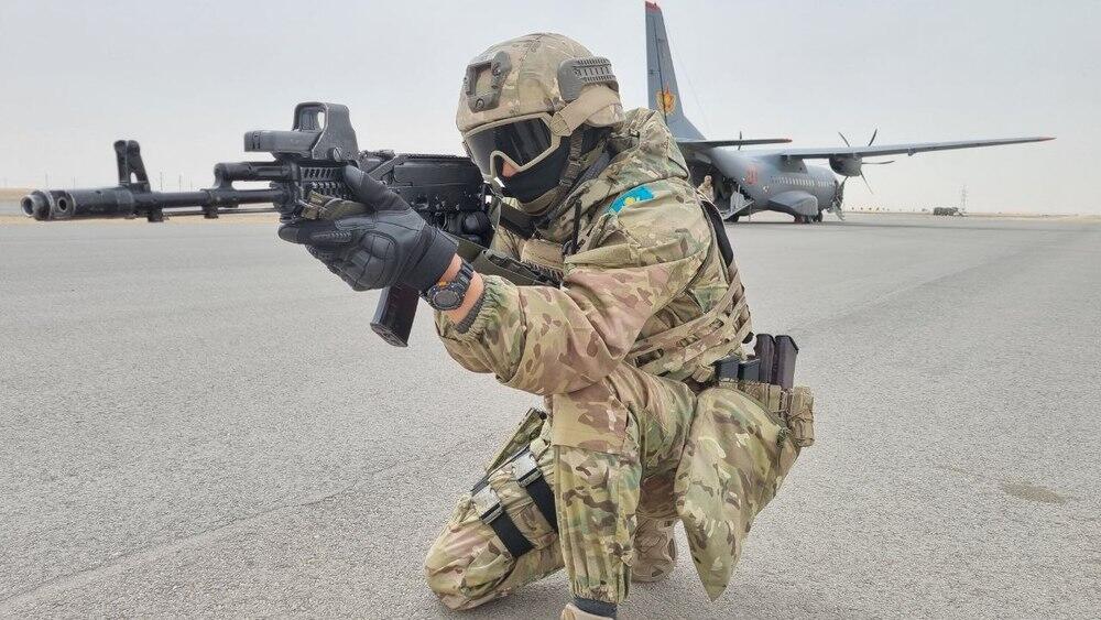 Военно-транспортные самолеты совершили посадку на трассу Жанаозен - Бейнеу. Фото: МО РК