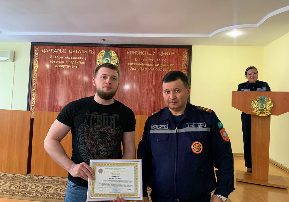 В Актобе наградили спасителей едва не утонувшей в арыке школьницы . Фото: telegram/diapazonnews