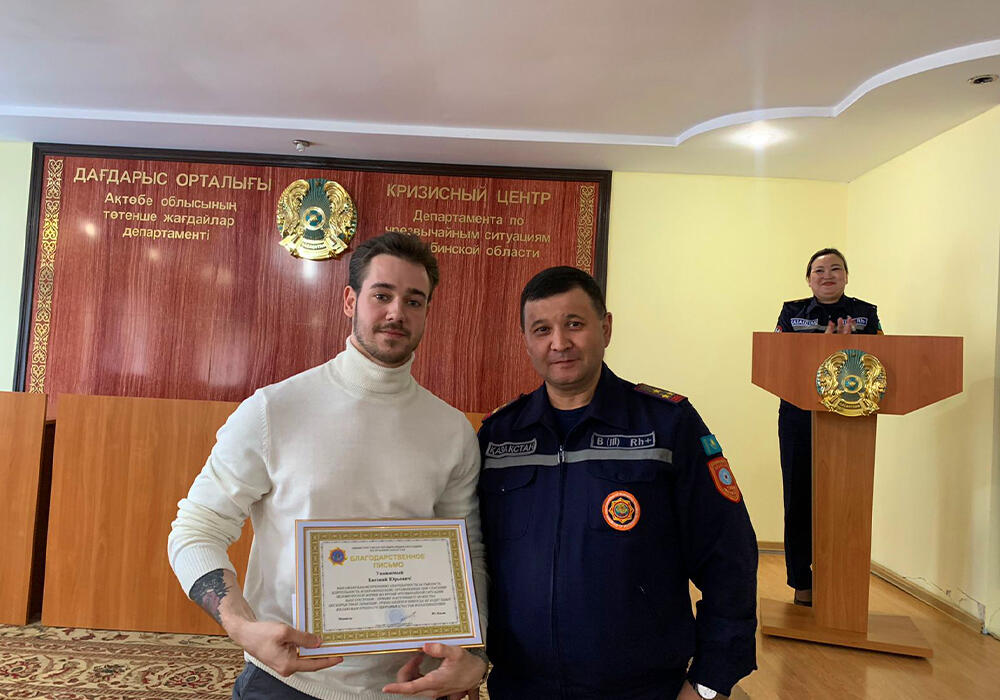 В Актобе наградили спасителей едва не утонувшей в арыке школьницы . Фото: telegram/diapazonnews