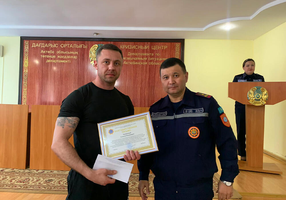 В Актобе наградили спасителей едва не утонувшей в арыке школьницы . Фото: telegram/diapazonnews