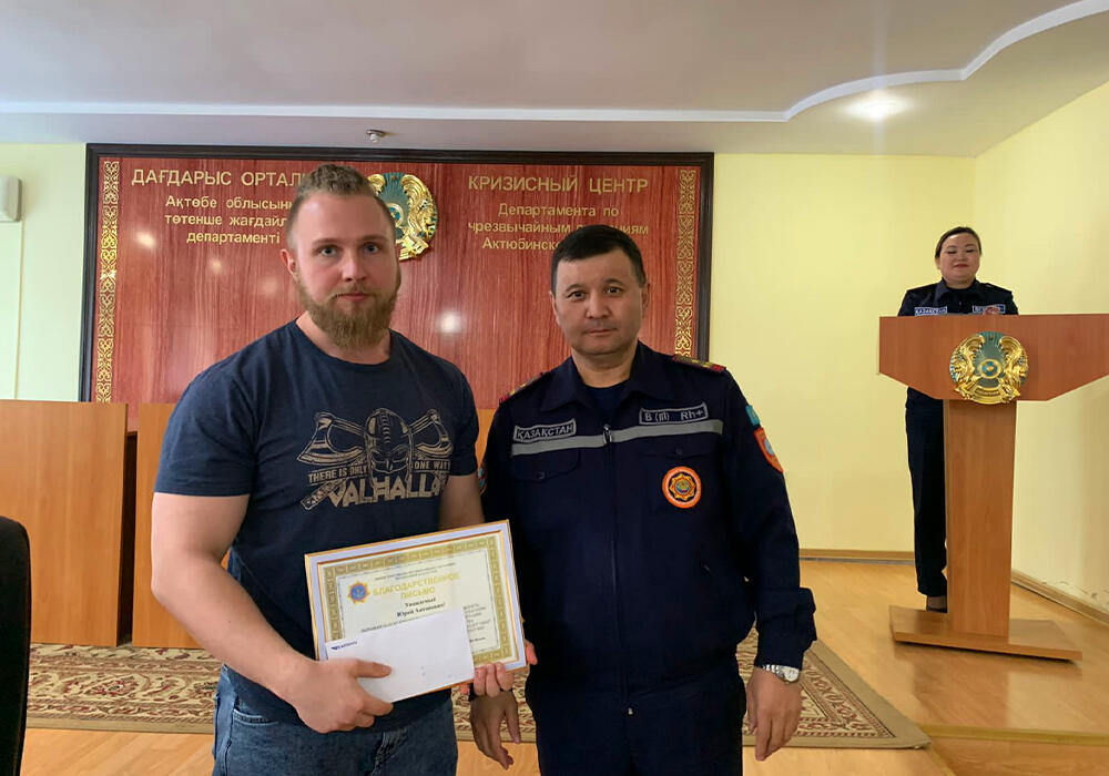 В Актобе наградили спасителей едва не утонувшей в арыке школьницы . Фото: telegram/diapazonnews