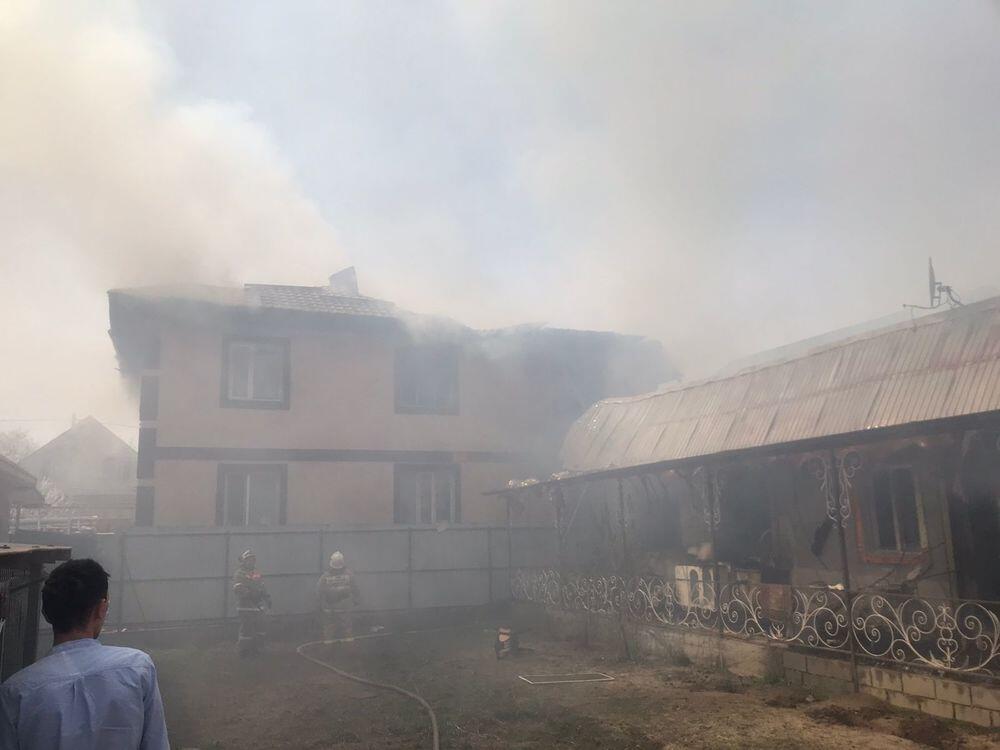 Крупный пожар произошел в частном секторе Алатауского района Алматы