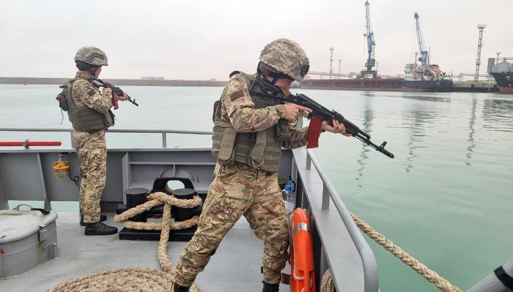 Военные моряки в ходе учения "Батыл Тойтарыс - 2022" выполняют задачи в Каспийском море. Фото: МО РК
