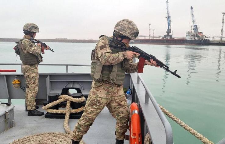 Военные моряки в ходе учения "Батыл Тойтарыс - 2022" выполняют задачи в Каспийском море