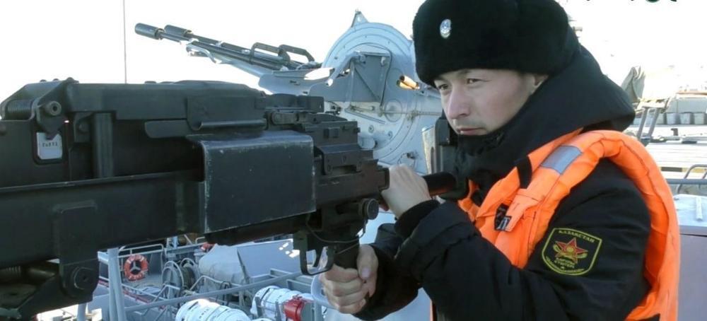 Военные моряки в ходе учения "Батыл Тойтарыс - 2022" выполняют задачи в Каспийском море. Фото: МО РК