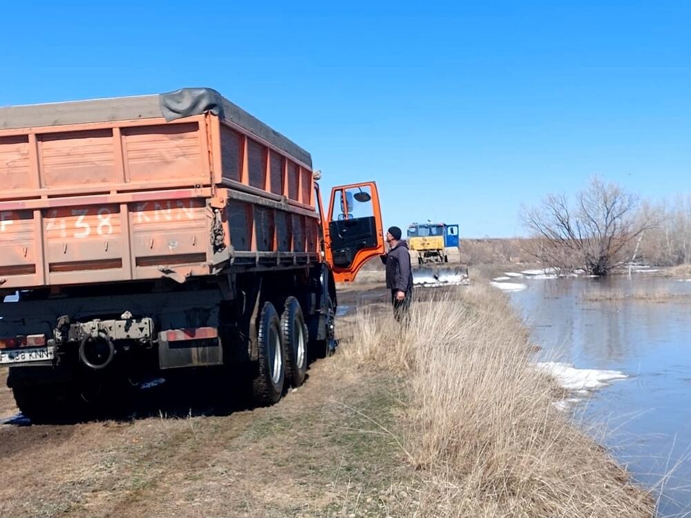 В ВКО затор льда привел к подтоплению домов. Фото: пресс-служба ДЧС ВКО
