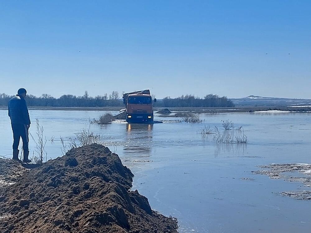 В ВКО затор льда привел к подтоплению домов. Фото: пресс-служба ДЧС ВКО
