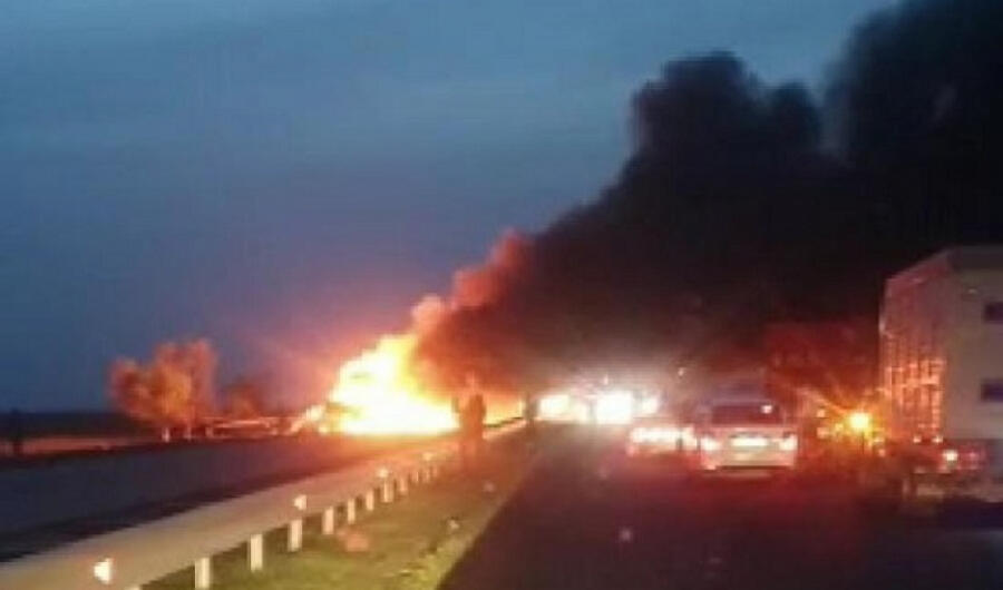 В Туркестанской области на трассе сгорел большегруз 