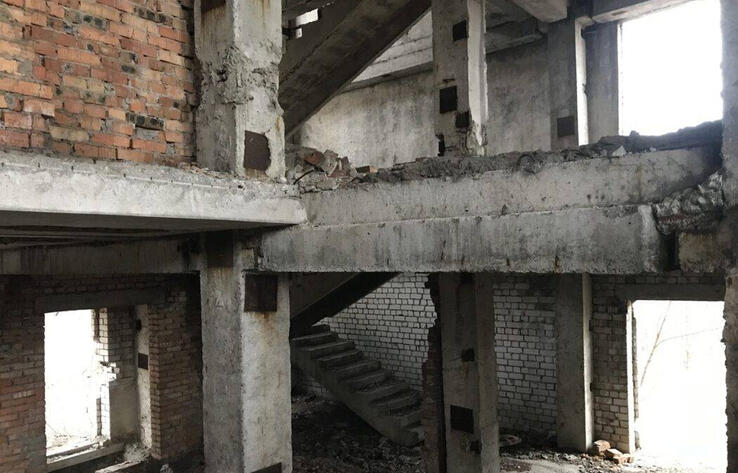 В Павлодаре подросток упал с заброшенного здания